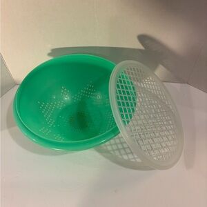 Tupperware Green Colander with White Lid